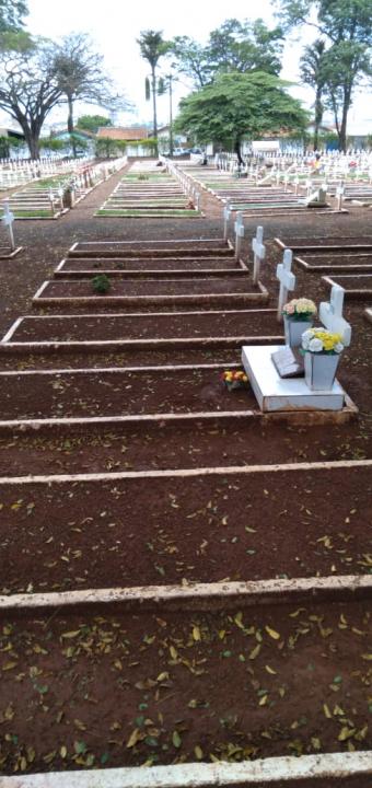 Foto 2 de 4 — Prefeitura padroniza sepulturas no cemitério dos Britos e família reclama